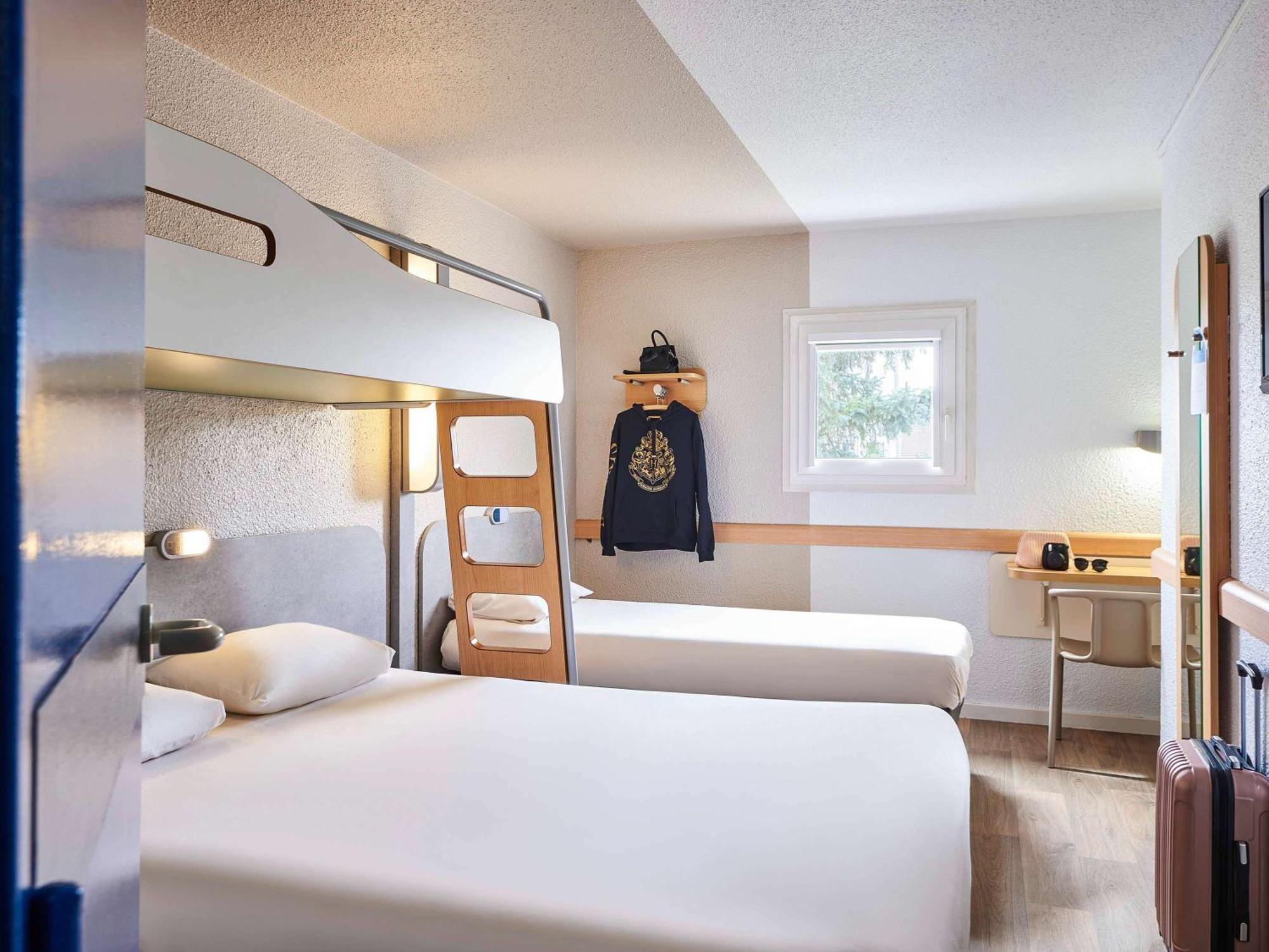 Ibis Budget Versailles Chateau Saint Cyr L'Ecole Saint-Cyr-l'Ecole Exterior foto