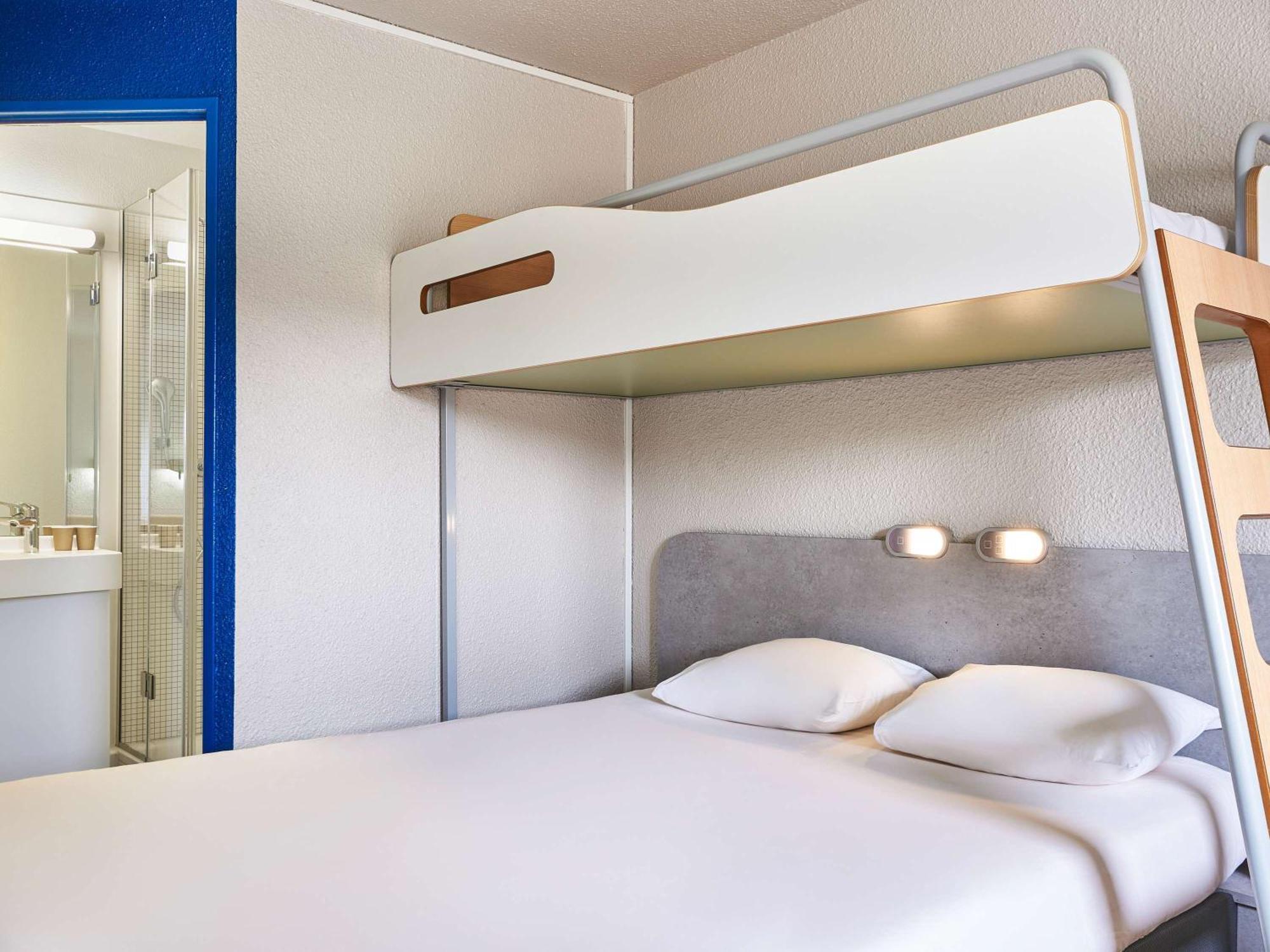 Ibis Budget Versailles Chateau Saint Cyr L'Ecole Saint-Cyr-l'Ecole Exterior foto