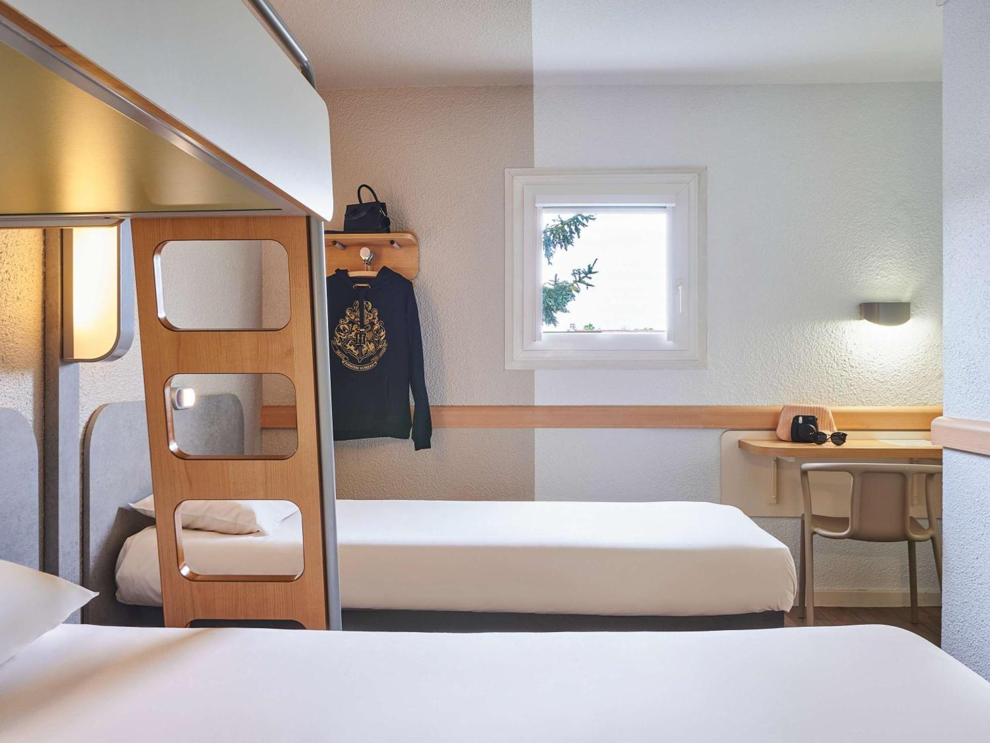 Ibis Budget Versailles Chateau Saint Cyr L'Ecole Saint-Cyr-l'Ecole Exterior foto