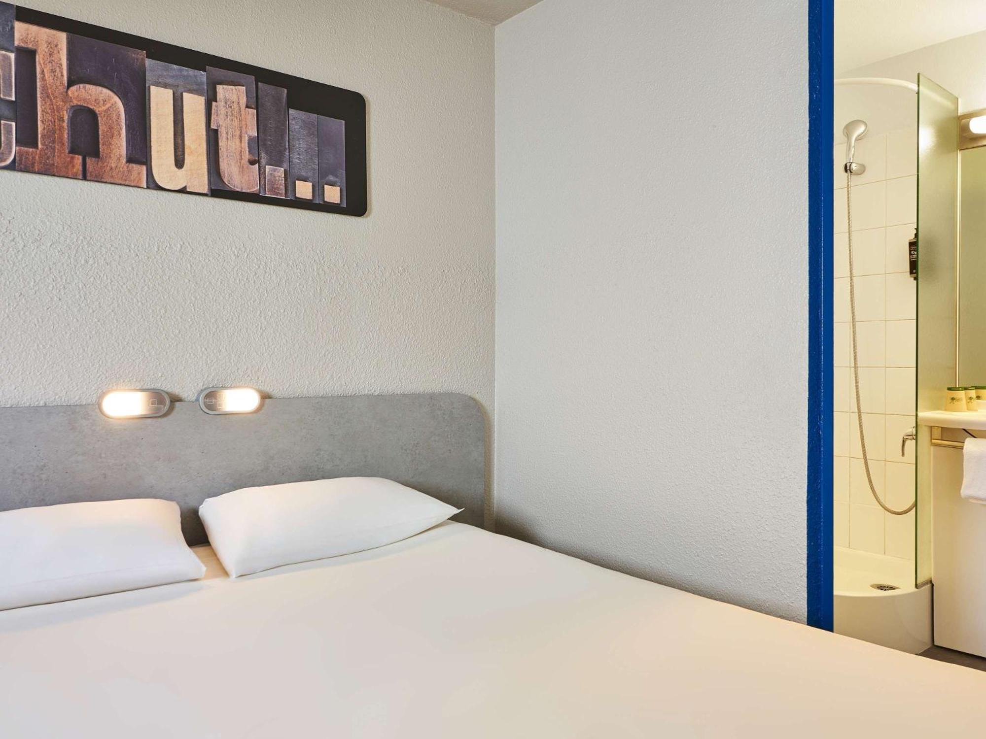 Ibis Budget Versailles Chateau Saint Cyr L'Ecole Saint-Cyr-l'Ecole Exterior foto