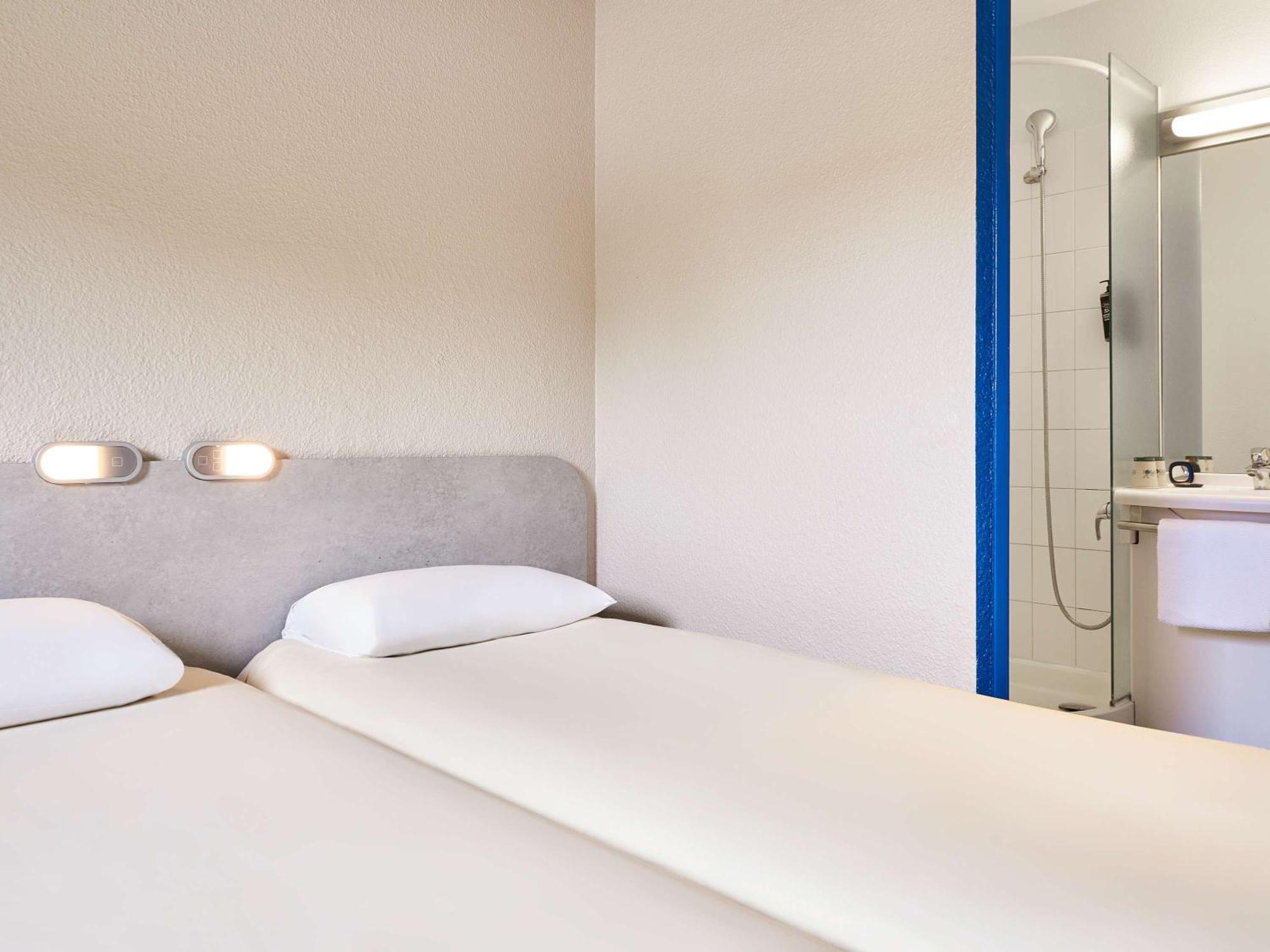 Ibis Budget Versailles Chateau Saint Cyr L'Ecole Saint-Cyr-l'Ecole Exterior foto