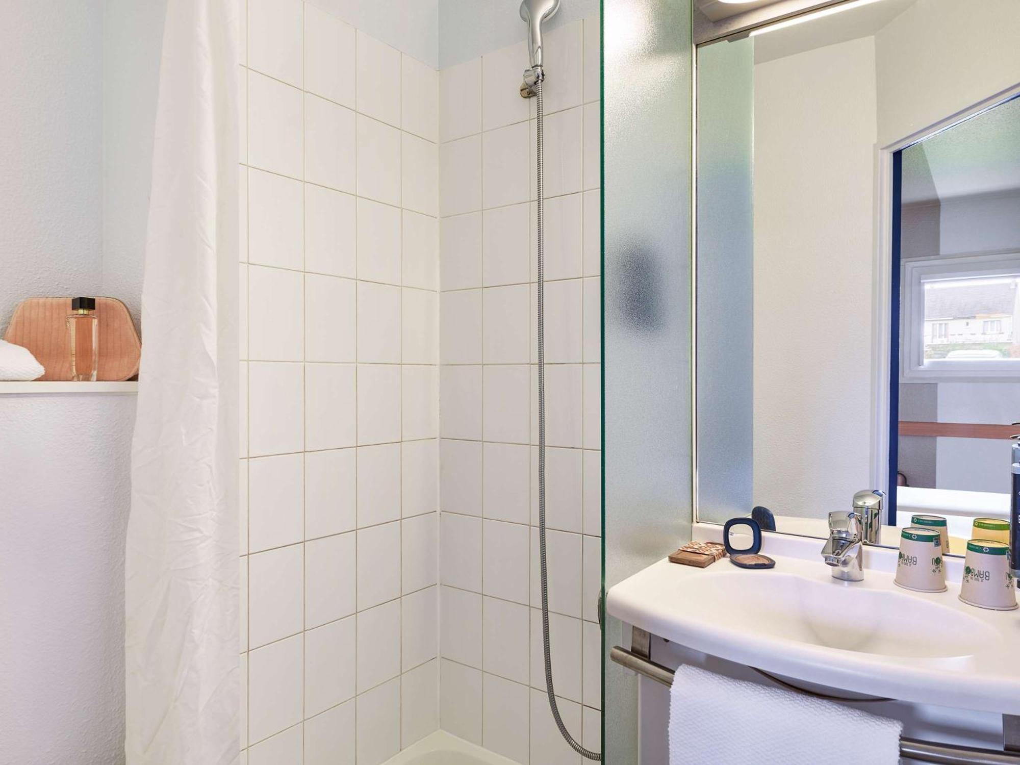 Ibis Budget Versailles Chateau Saint Cyr L'Ecole Saint-Cyr-l'Ecole Exterior foto