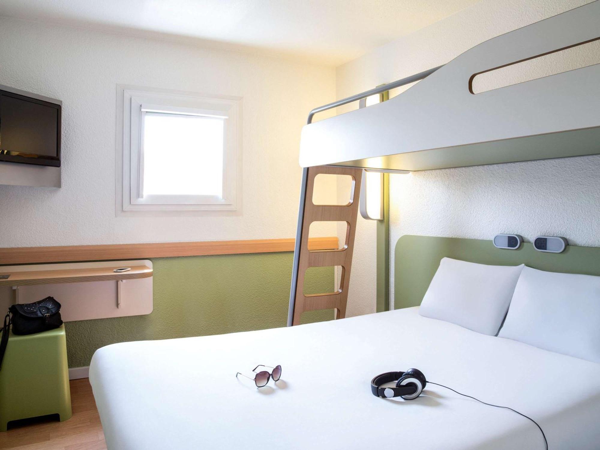 Ibis Budget Versailles Chateau Saint Cyr L'Ecole Saint-Cyr-l'Ecole Exterior foto