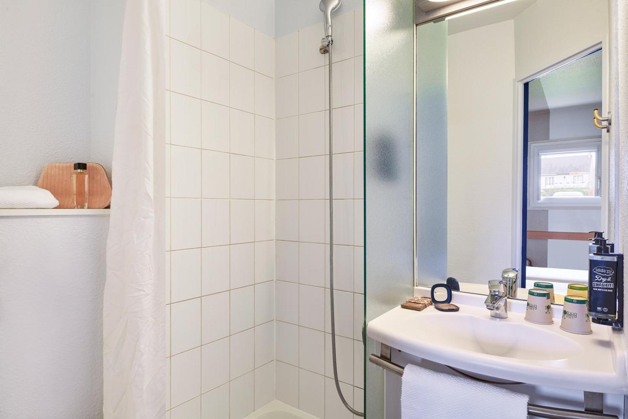 Ibis Budget Versailles Chateau Saint Cyr L'Ecole Saint-Cyr-l'Ecole Exterior foto