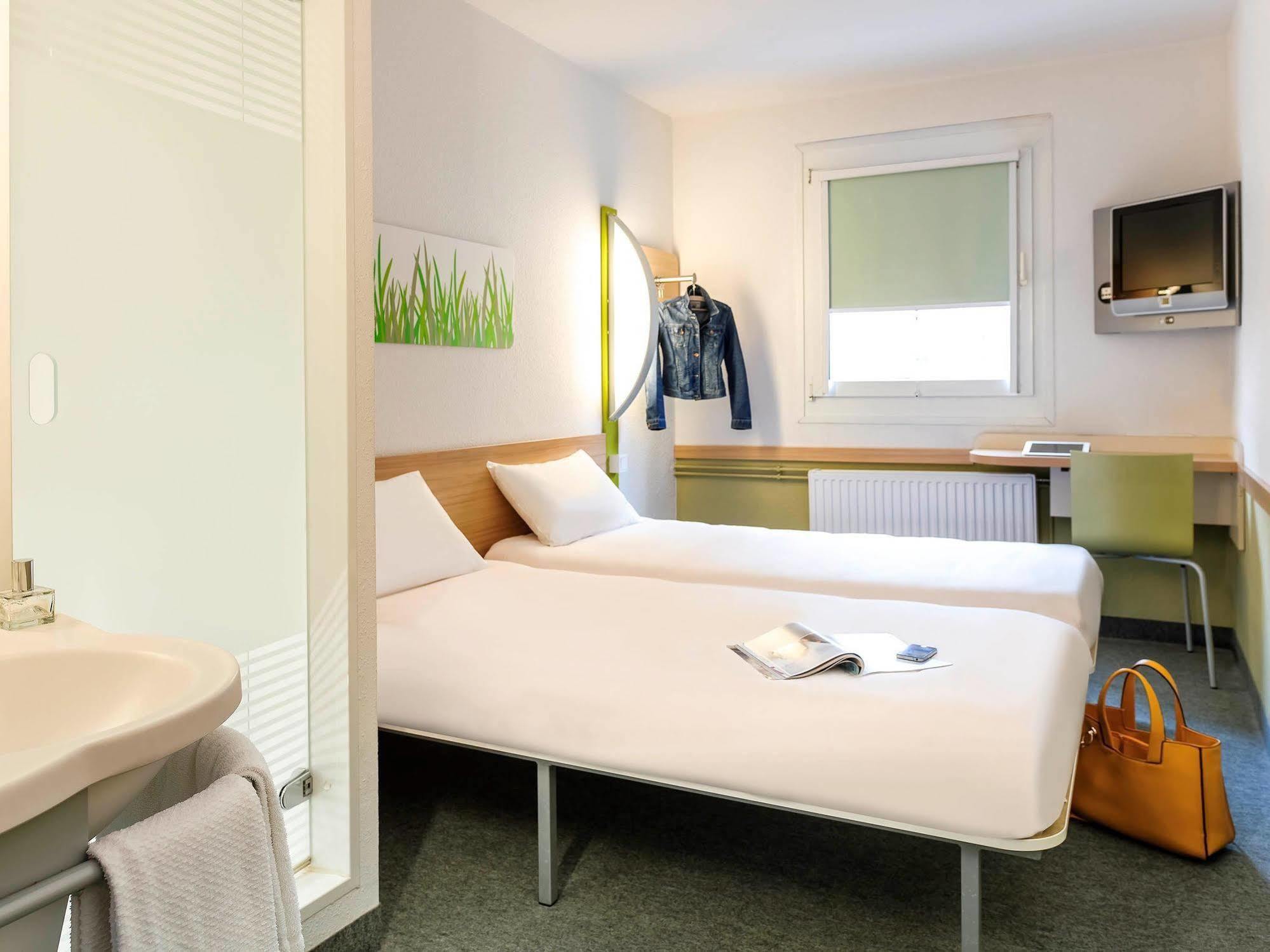 Ibis Budget Versailles Chateau Saint Cyr L'Ecole Saint-Cyr-l'Ecole Exterior foto